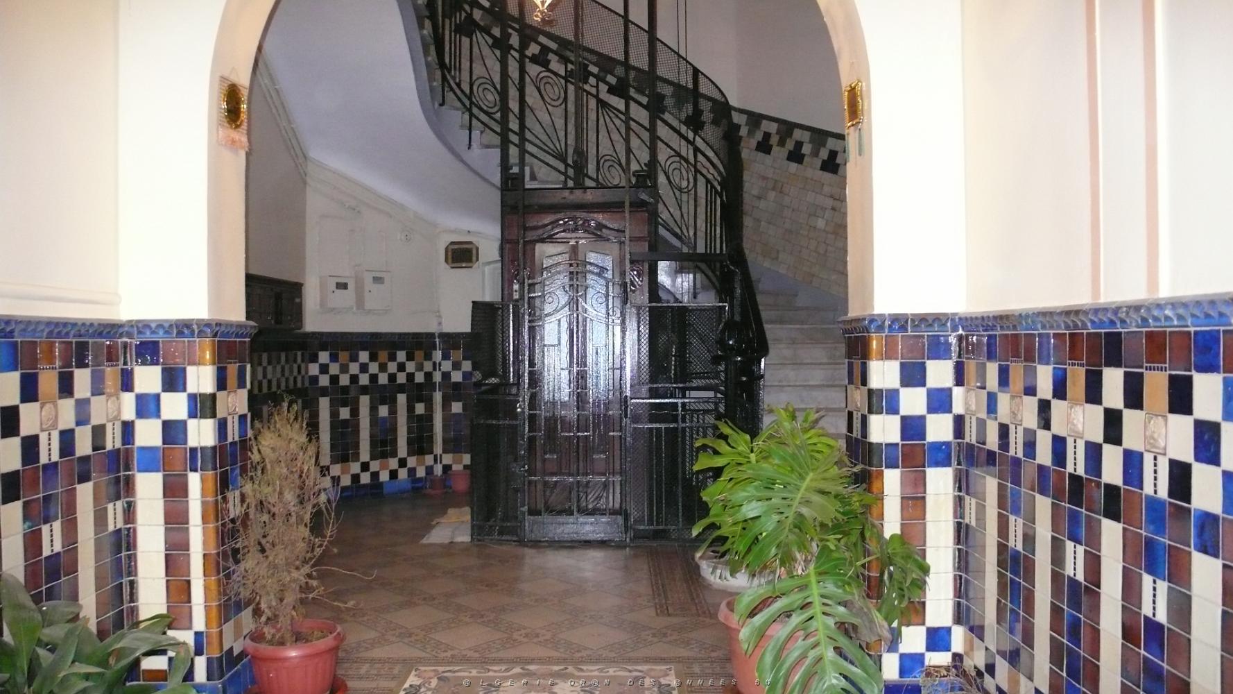 ORAN MARS 2012 21 Immeuble , 3 avenue Loubet.JPG